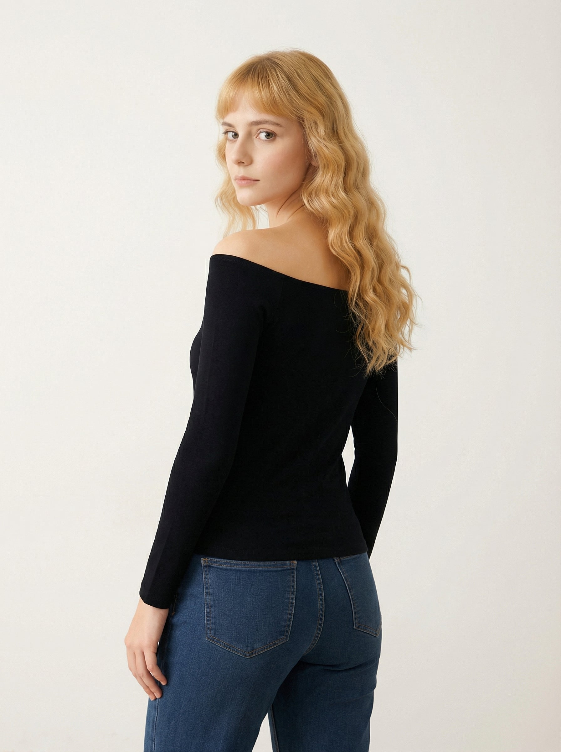 Maglia a Maniche Lunghe con Scollo a Barca e Spalle Scoperte Nera