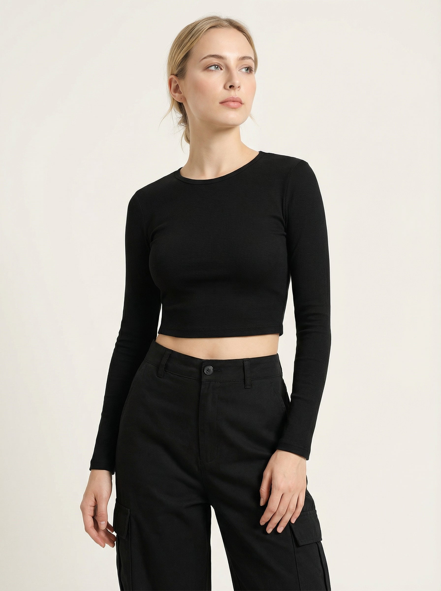 Maglia Crop Top Nera a Costine Maniche Lunghe Girocollo Cotone Elasticizzato
