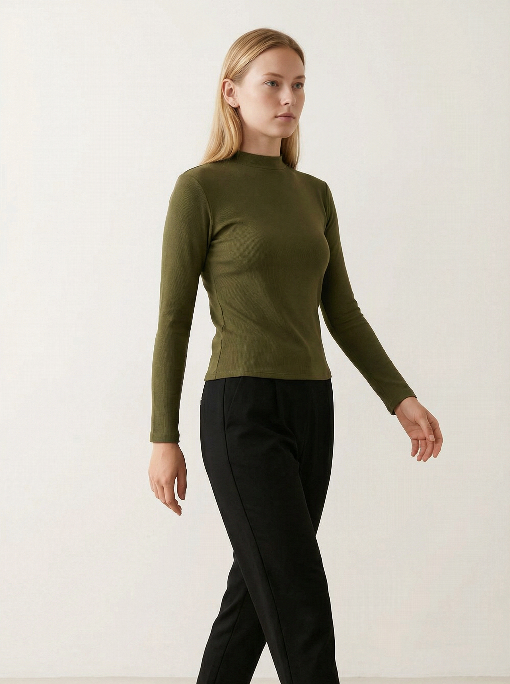 Maglia a Collo Alto da Donna in Costina Elasticizzata Verde Militare