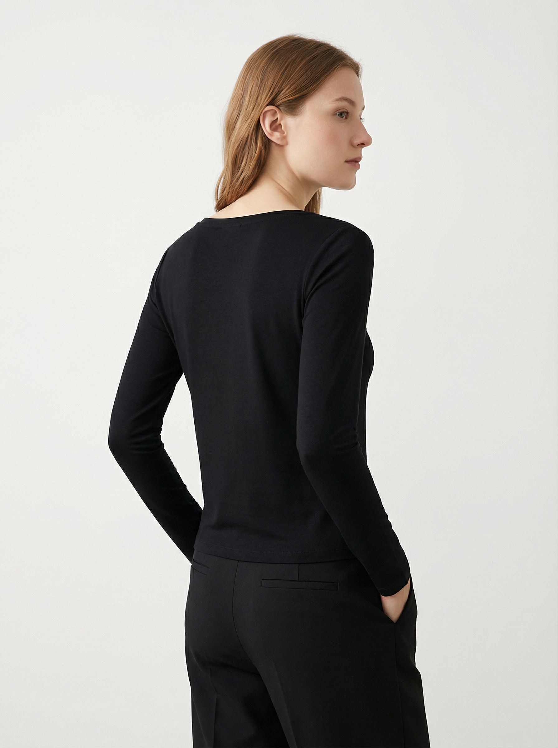 Maglia a Manica Lunga Nera con Scollo a U a Costine