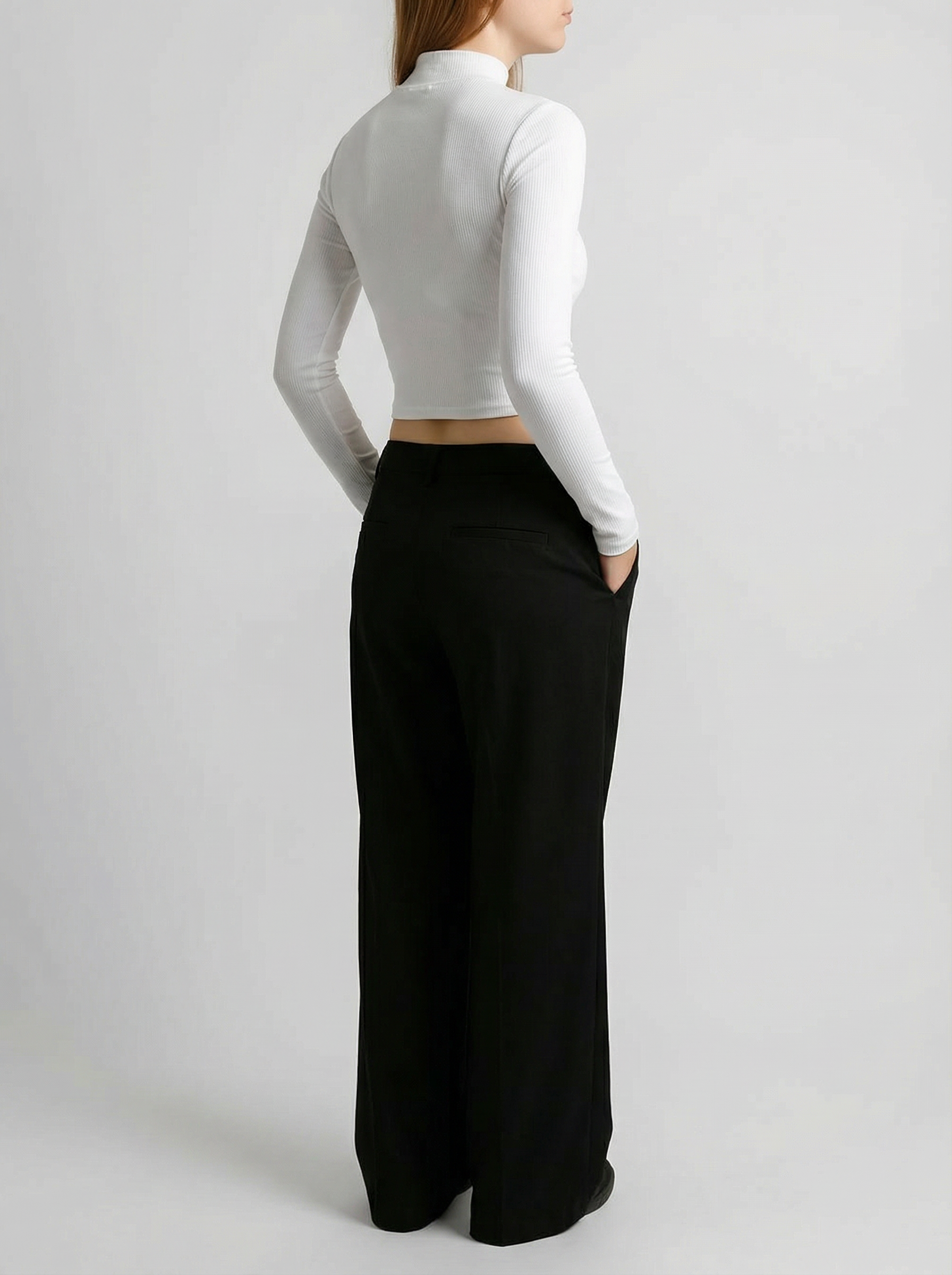 Maglia Crop Top Bianco A Costine Collo Alto e Maniche Lunghe Donna